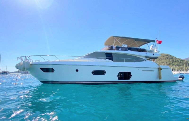 Ferretti 560