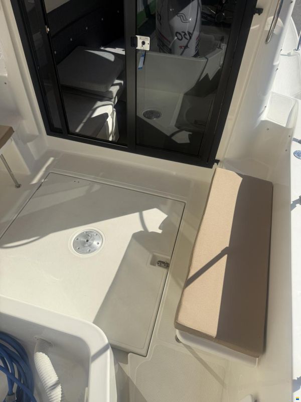 Manara Pilothouse 21