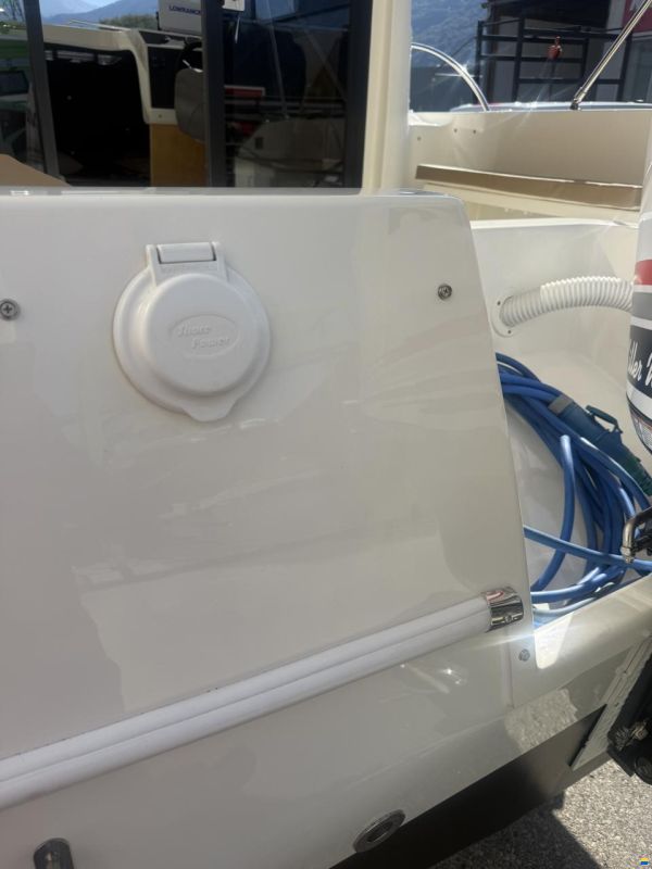 Manara Pilothouse 21