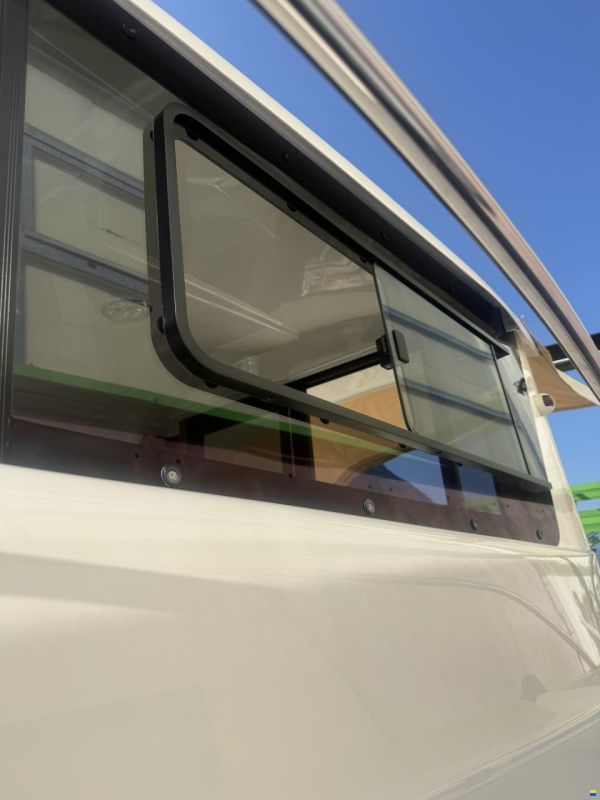 Manara Pilothouse 21