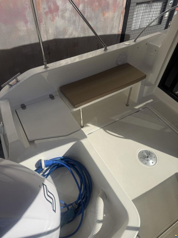Manara Pilothouse 21