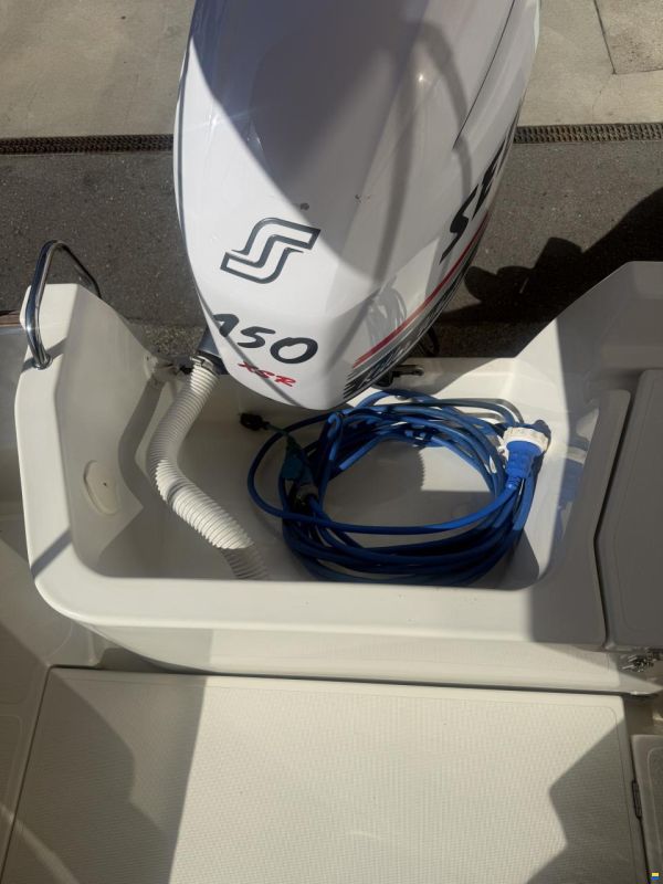 Manara Pilothouse 21