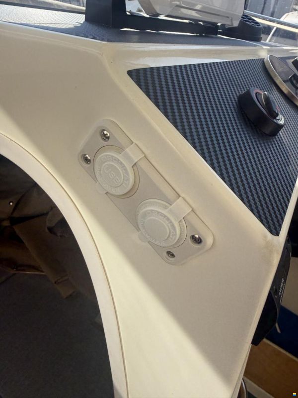 Manara Pilothouse 21