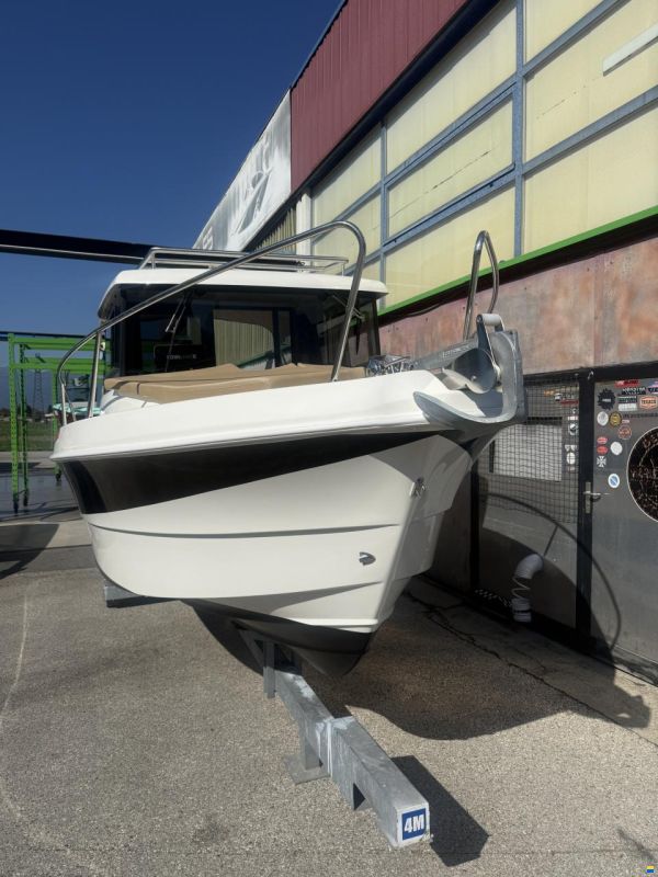 Manara Pilothouse 21