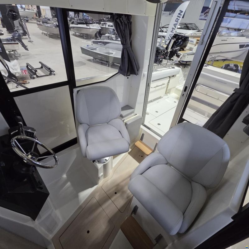 Quicksilver Captur 705 Pilothouse