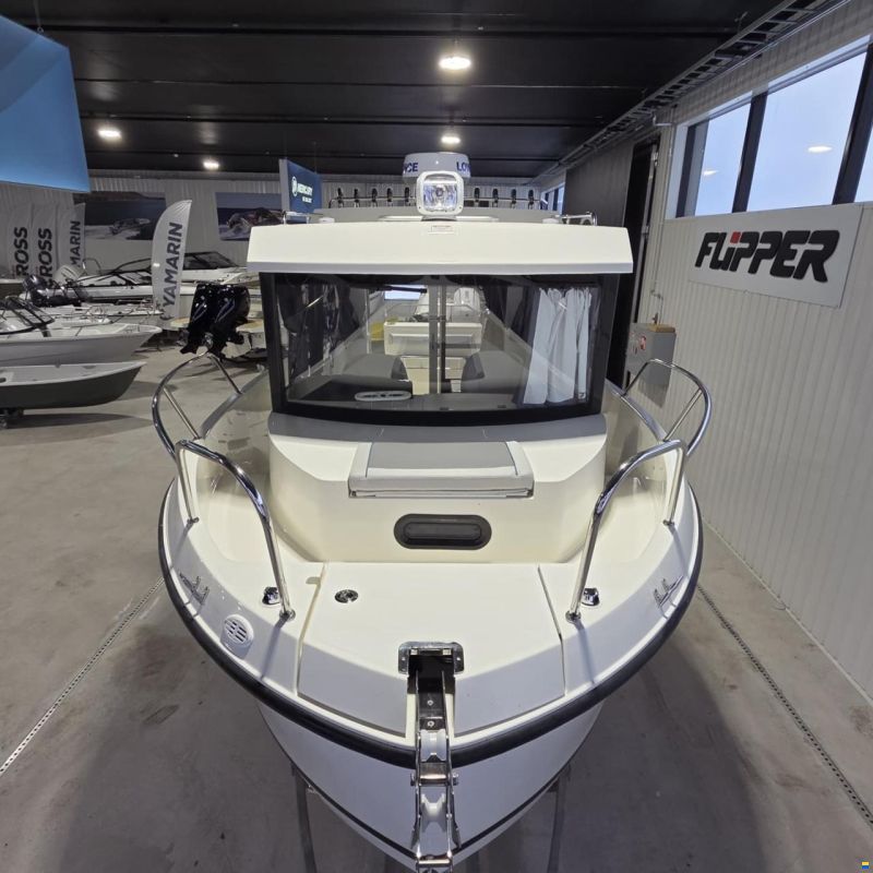 Quicksilver Captur 705 Pilothouse