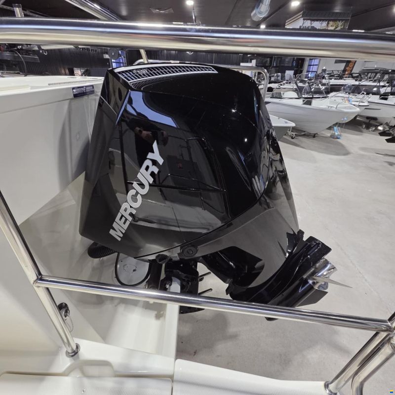 Quicksilver Captur 705 Pilothouse