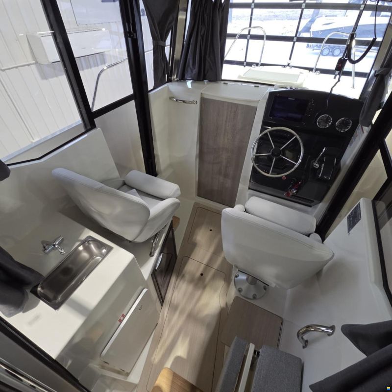Quicksilver Captur 705 Pilothouse