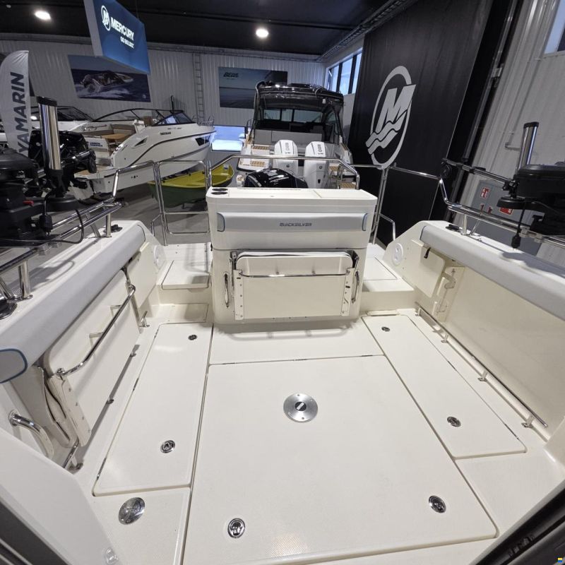 Quicksilver Captur 705 Pilothouse