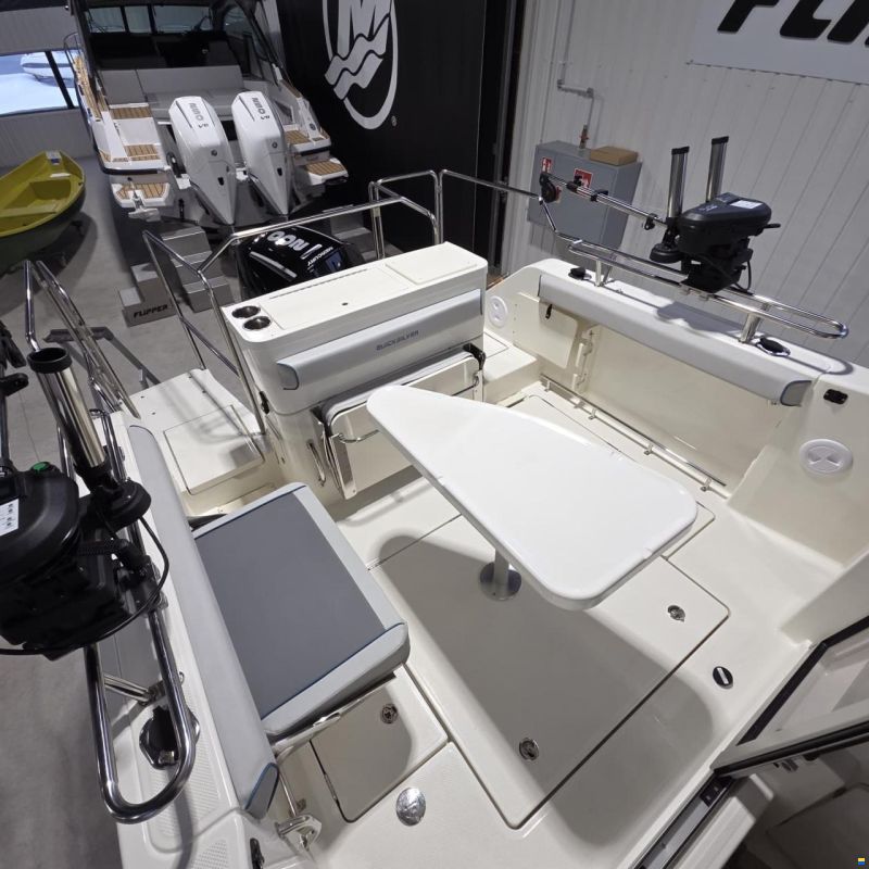 Quicksilver Captur 705 Pilothouse