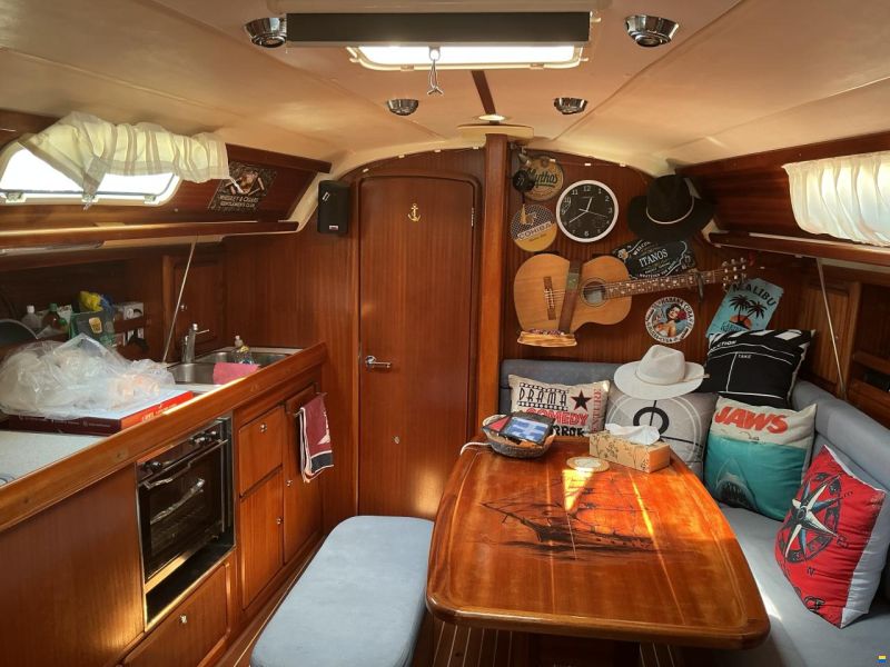 Bavaria 37