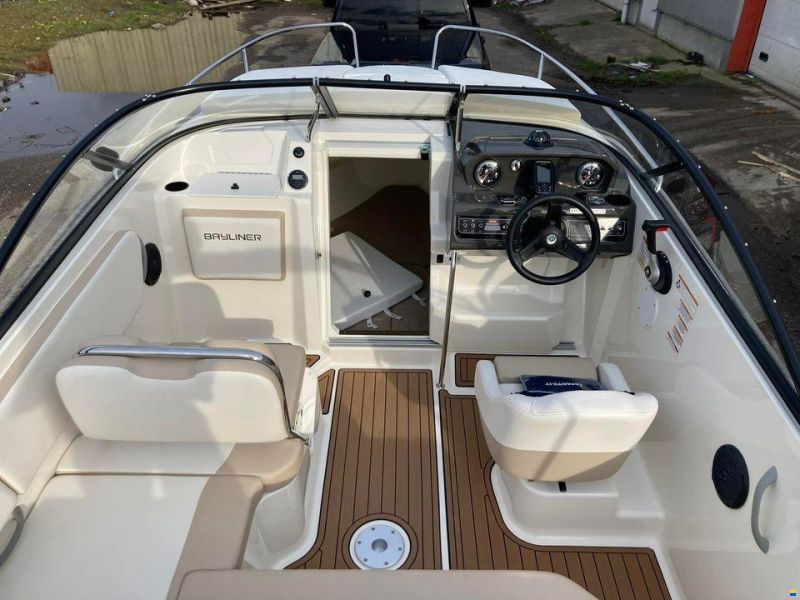 Bayliner VR5 Cuddy