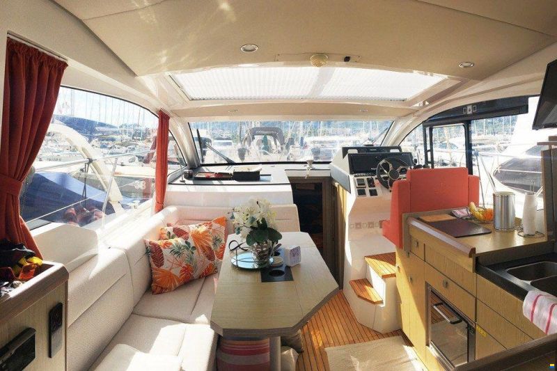 Sealine C330V