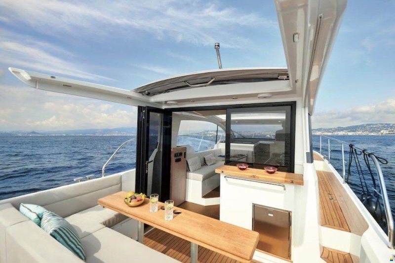 Sealine C330V