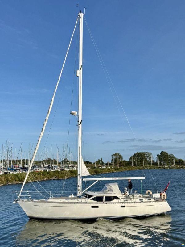 Oyster 45 Deck Saloon