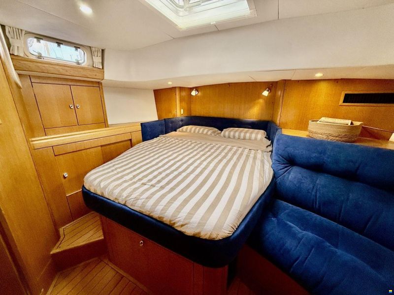 Oyster 45 Deck Saloon