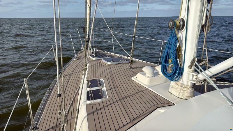 Oyster 45 Deck Saloon