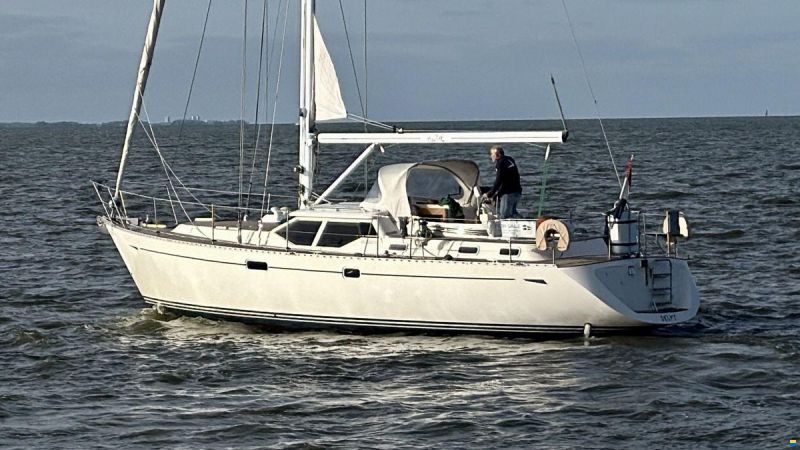 Oyster 45 Deck Saloon