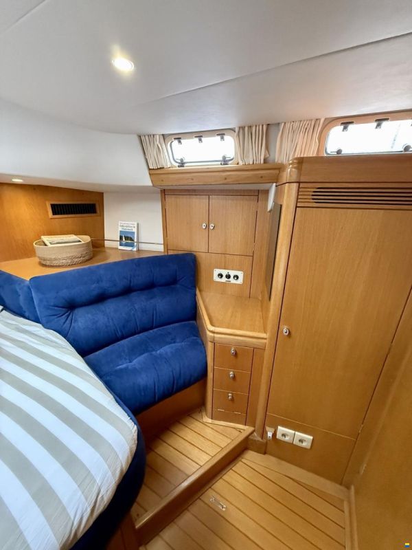 Oyster 45 Deck Saloon