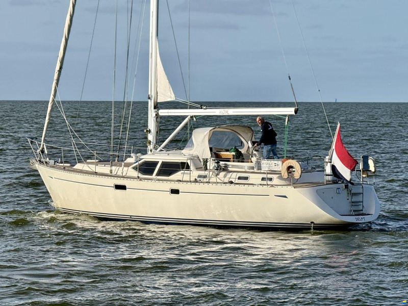 Oyster 45 Deck Saloon