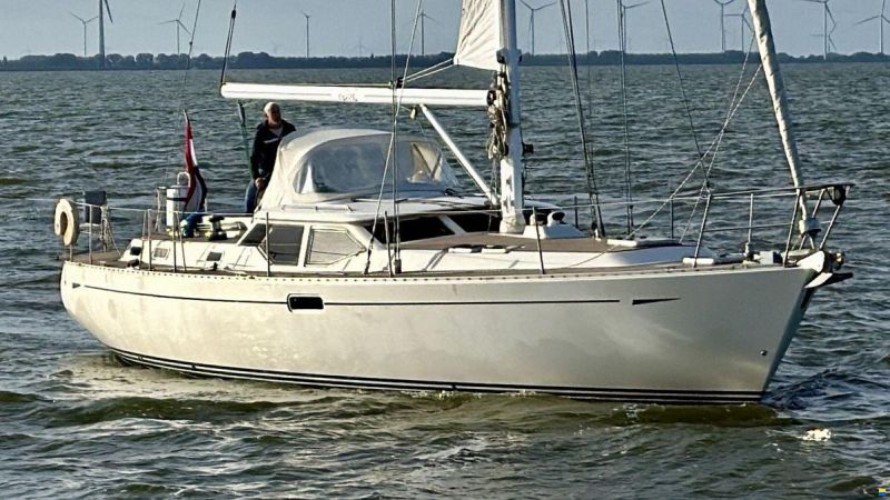 Oyster 45 Deck Saloon