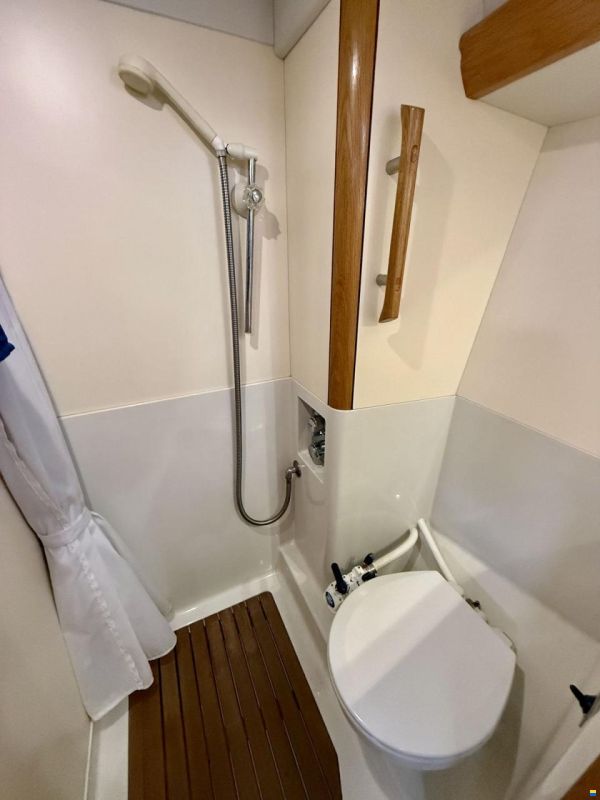 Oyster 45 Deck Saloon