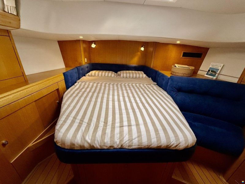 Oyster 45 Deck Saloon