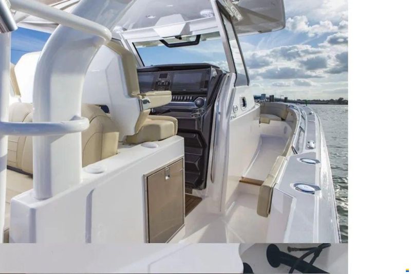 Pursuit S 408 Sport