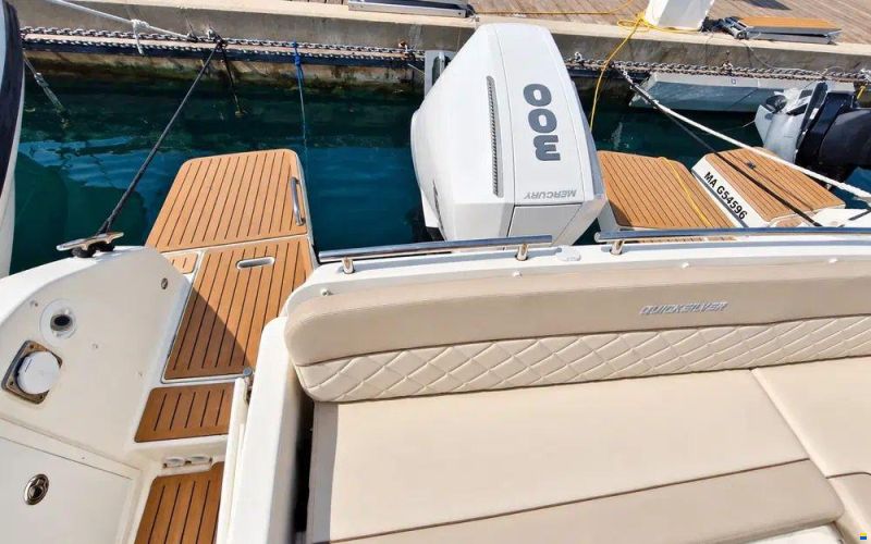 Quicksilver Activ 875 Sundeck