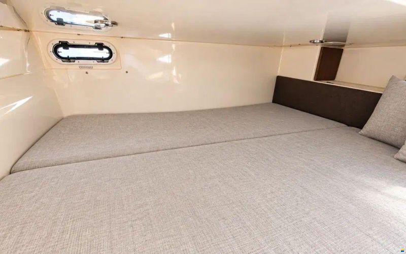 Quicksilver Activ 875 Sundeck