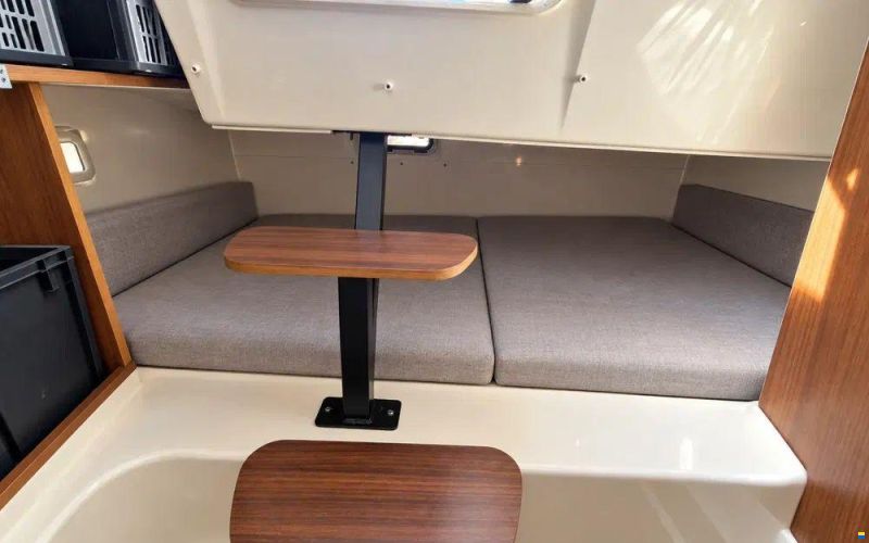 Quicksilver Activ 875 Sundeck