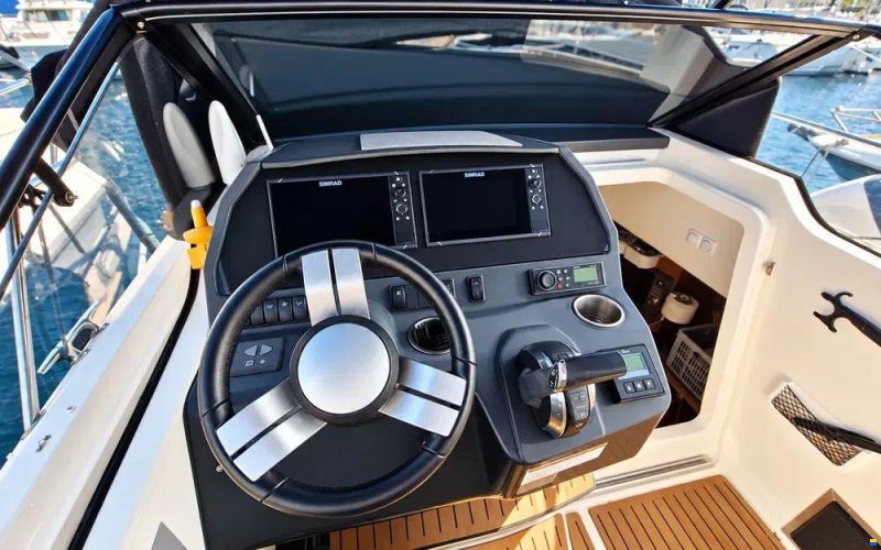 Quicksilver Activ 875 Sundeck
