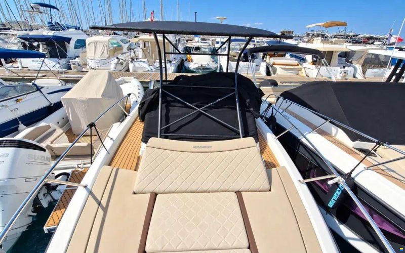 Quicksilver Activ 875 Sundeck