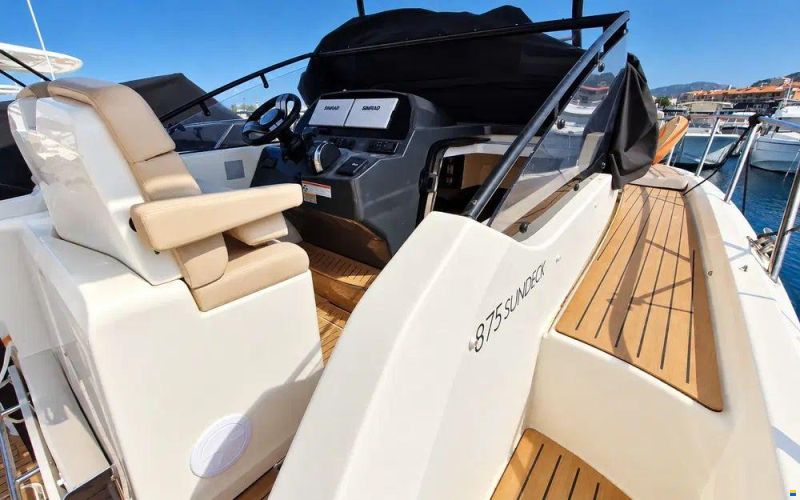 Quicksilver Activ 875 Sundeck