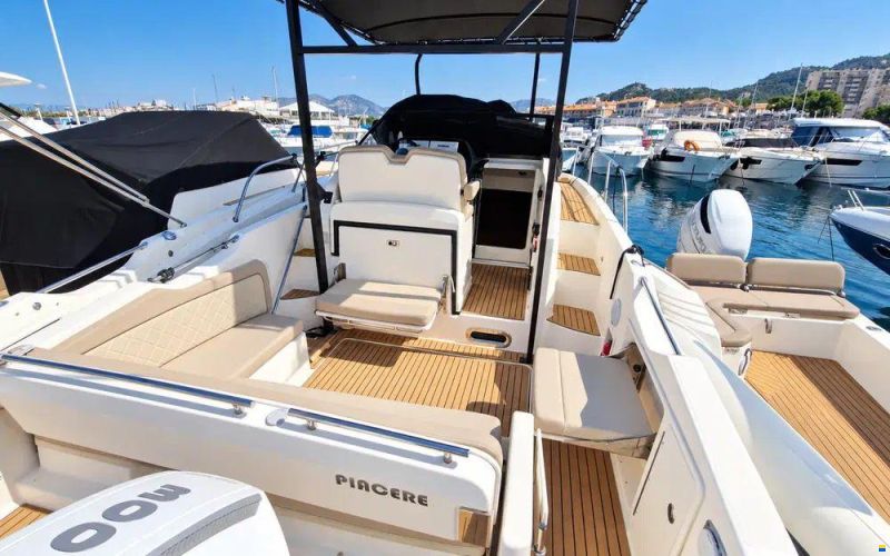 Quicksilver Activ 875 Sundeck