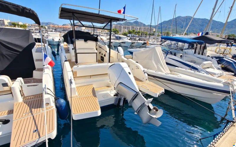 Quicksilver Activ 875 Sundeck