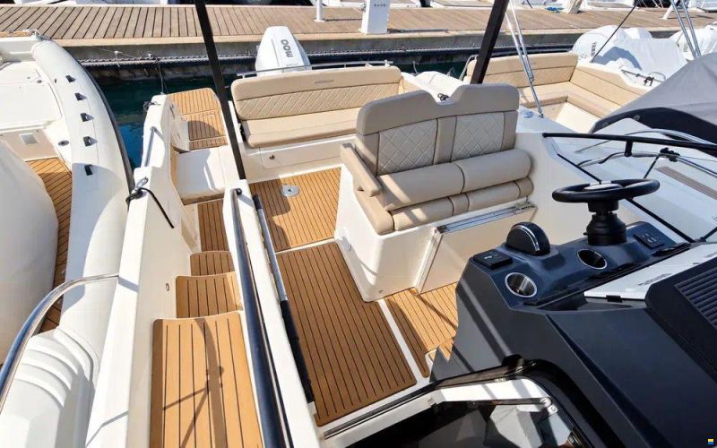 Quicksilver Activ 875 Sundeck