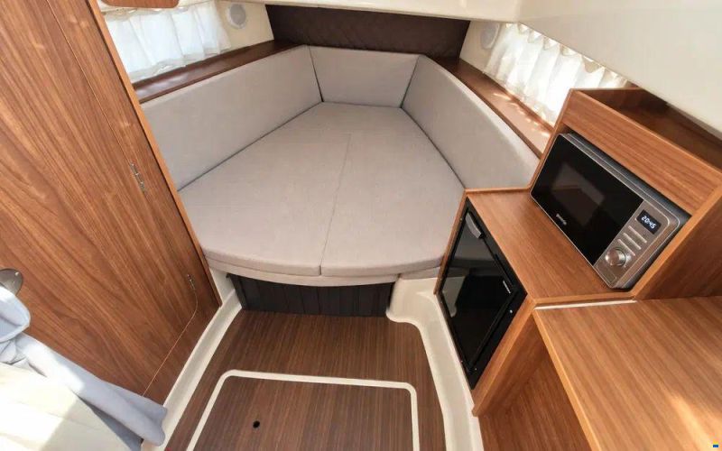 Quicksilver Activ 875 Sundeck