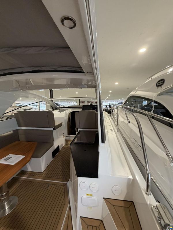 Sealine S335