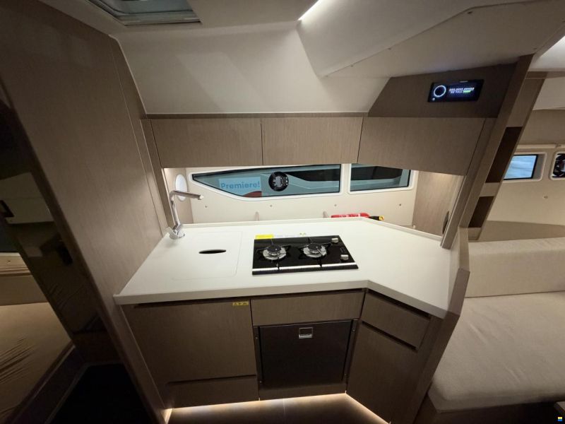 Sealine S335