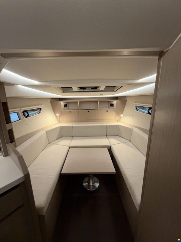 Sealine S335