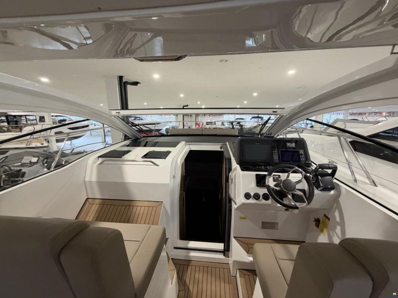 Sealine S335