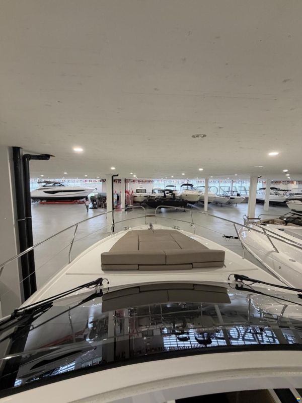 Sealine S335