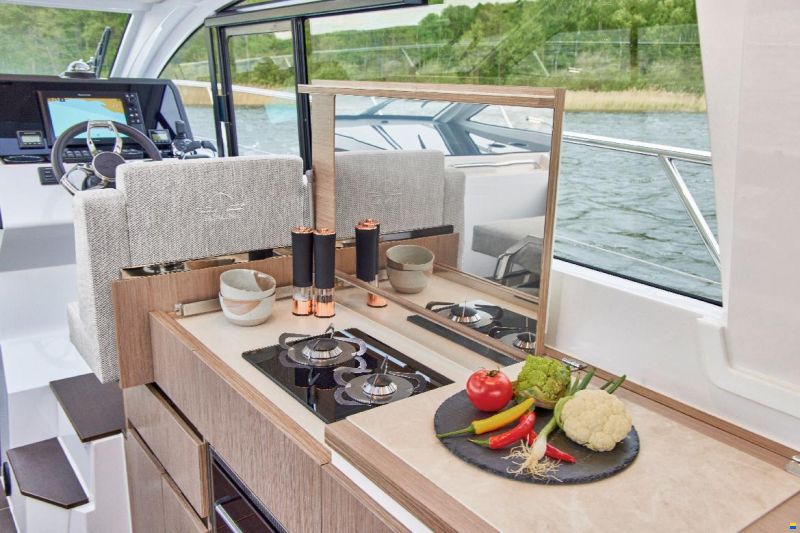 Sealine C335