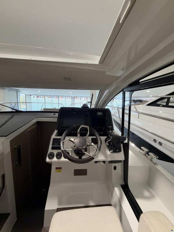 Sealine C335