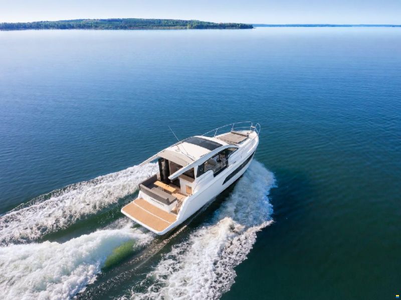 Sealine C335