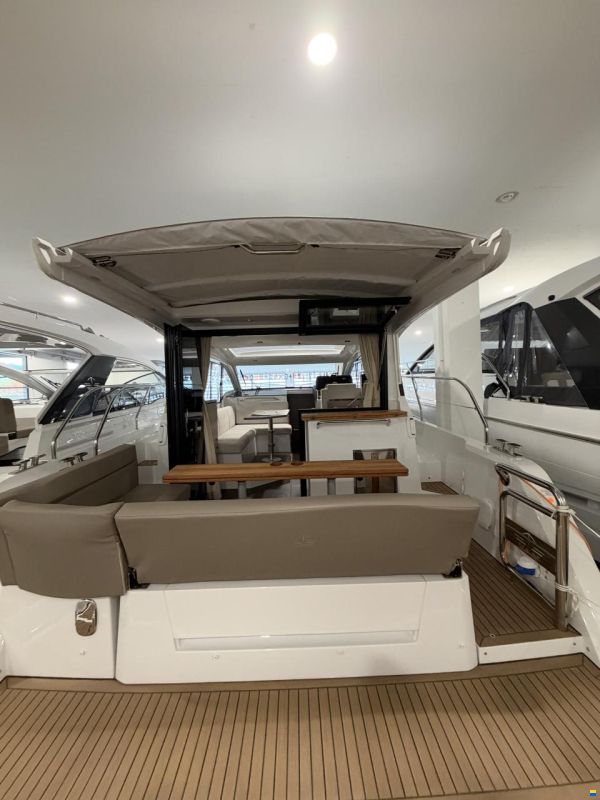 Sealine C335