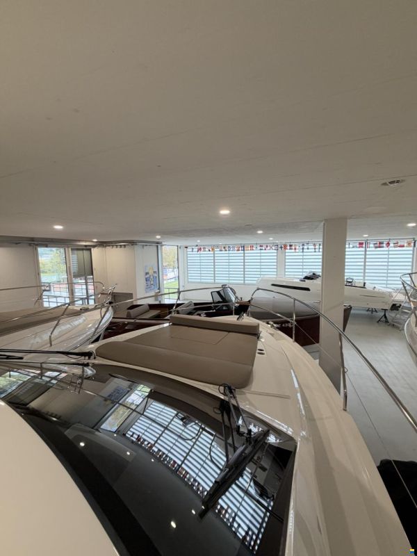 Sealine C335