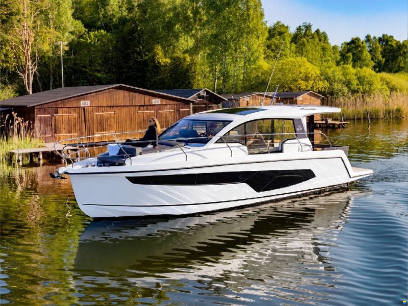 Sealine C335