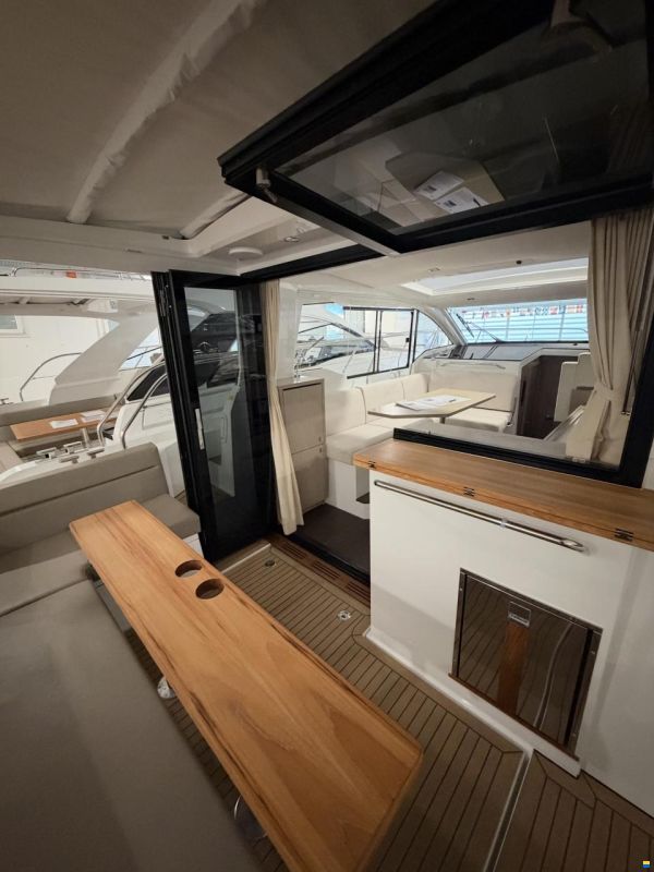 Sealine C335